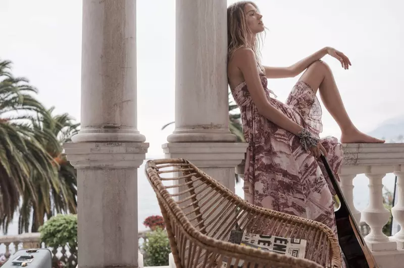 Sasha Luss modela o vestido maxi hawaiano Kali de Zimmermann para a campaña do resort 2018