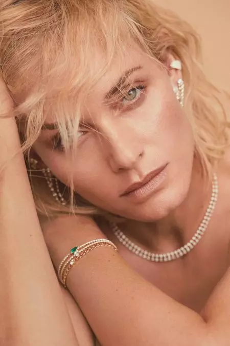 Amber Valletta Wows עבור קמפיין התכשיטים של אניטה קו