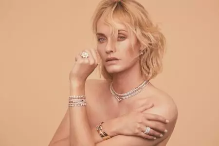 Amber Valletta Wows ar gyfer Ymgyrch Emwaith Anita Ko