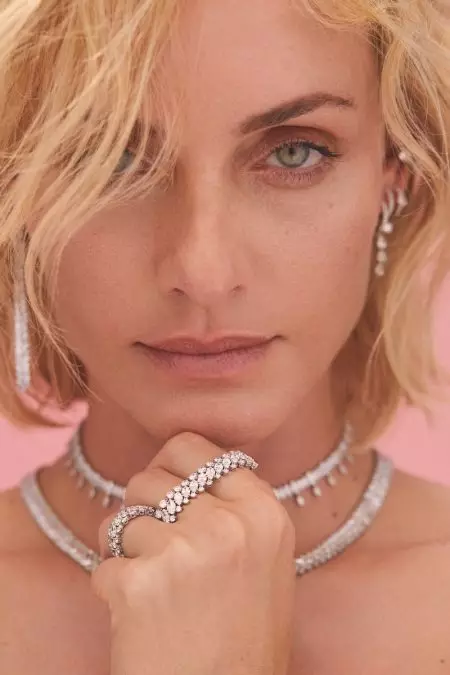 Amber Valletta Wows עבור קמפיין התכשיטים של אניטה קו