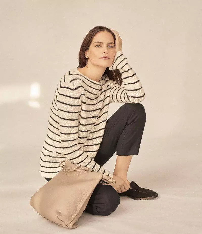 Áo len Cashmere-Silk kẻ sọc The Row Stretton, quần Blake Crop và giày da lộn và giày lười Cory. Sidney Garber Hoa tai vòng lớn hoàn hảo.