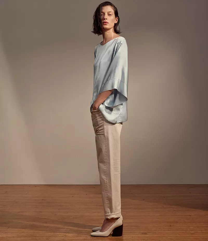 Helmut Lang Kimono Sleeve Top, calça jeans reta de dentro para fora e scarpins de couro Bambe