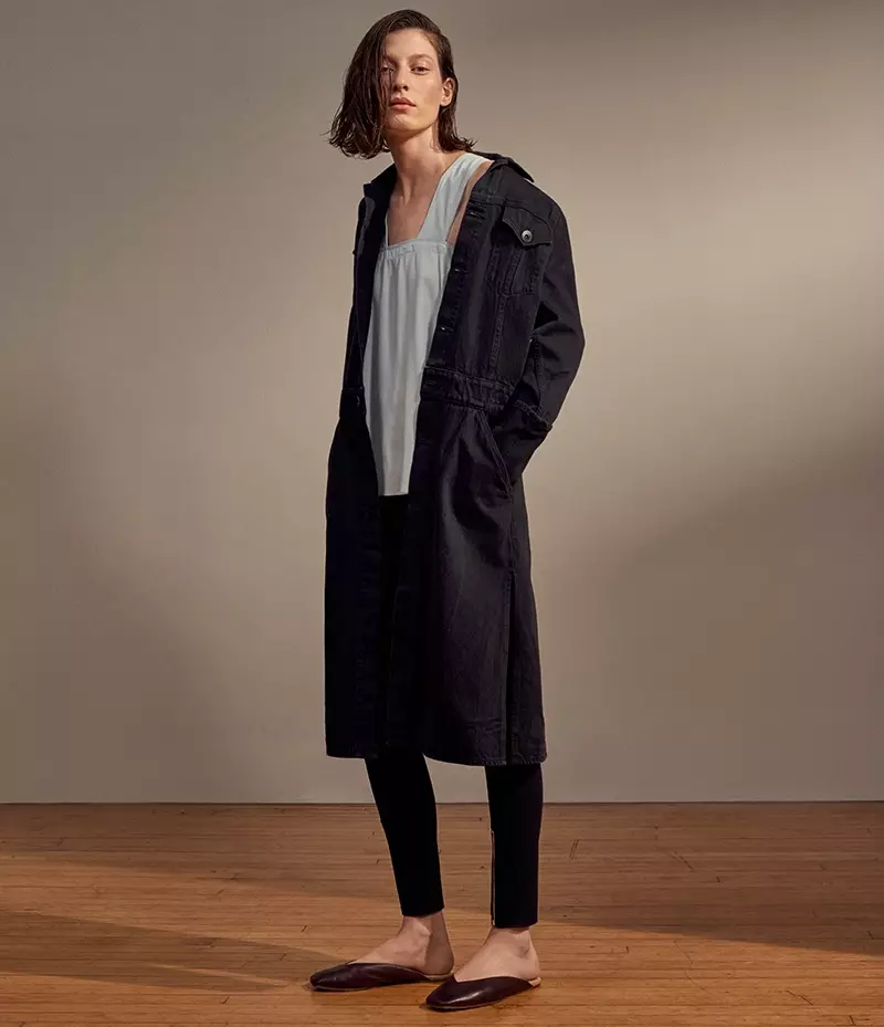 Trench coat Helmut Lang Trucker, top com amarração, leggings de sarja elástica e chinelos de couro com bico quadrado