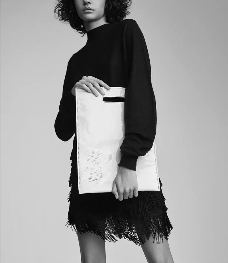 Rick Owens Cashmere Bouclé Sweater, Marc Jacobs Fringe Skirt ແລະ MM6 Maison Margiela Receipt Bag