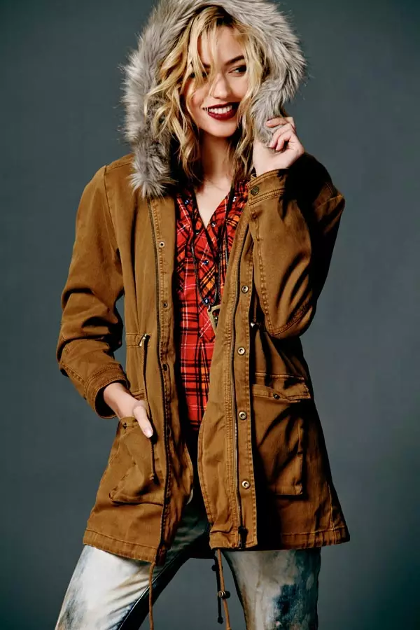 Cora Keegan ke Rad in Plaid for Free People's August Lookbook