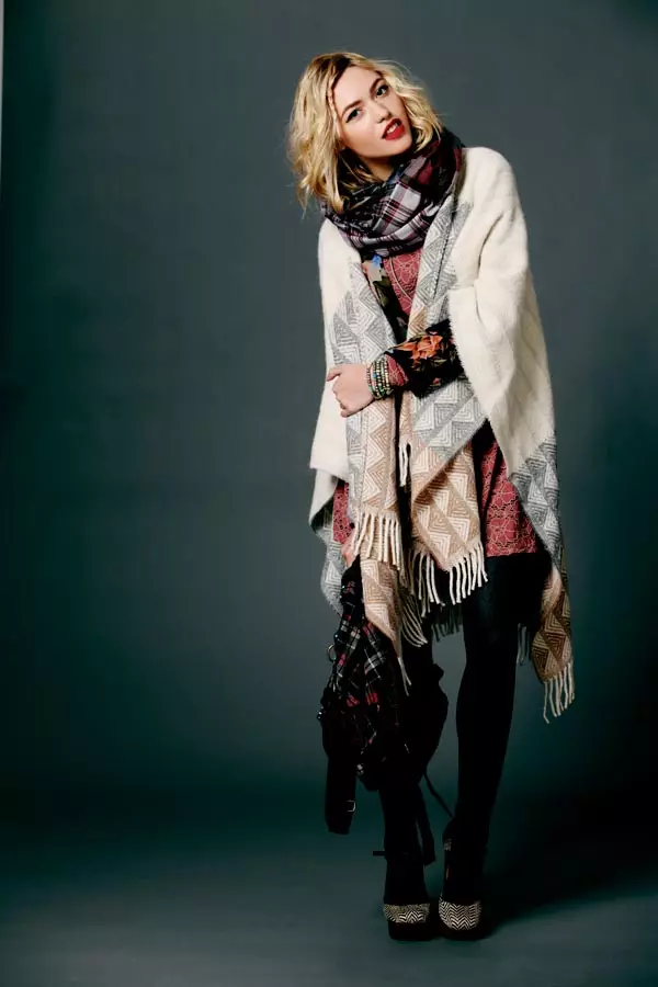 Cora Keegan er Rad i Plaid for Free People's August Lookbook