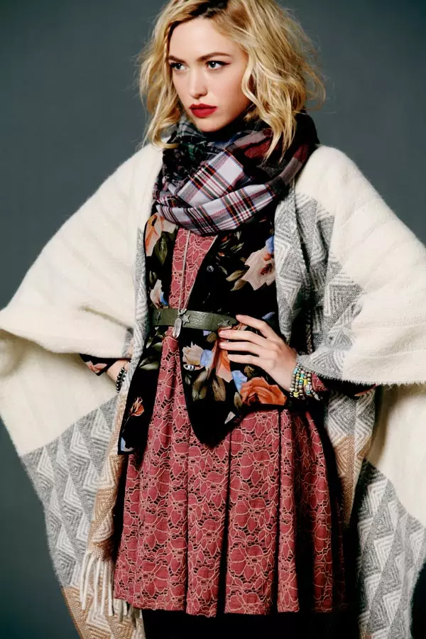 Cora Keegan er Rad i Plaid for Free People's August Lookbook