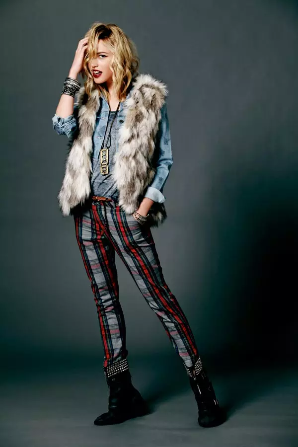 Cora Keegan je Rad v Plaid for Free People's August Lookbook