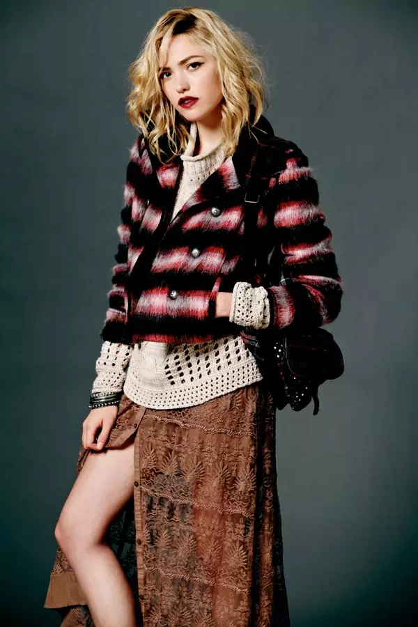 Cora Keegan bụ Rad na Plaid for Free People's August Lookbook