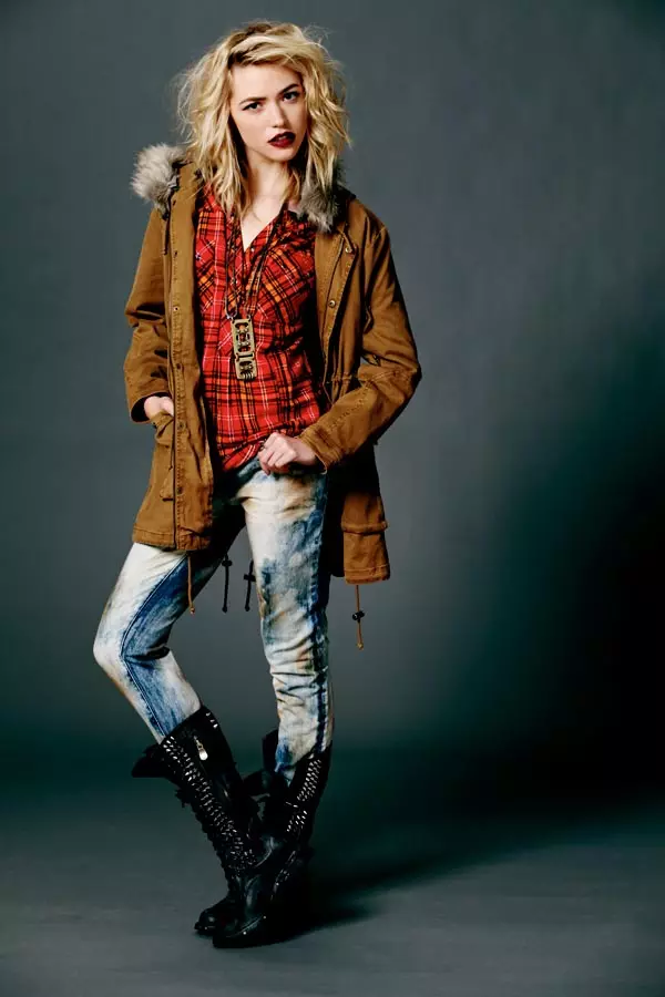 U-Cora Keegan uyi-Rad in Plaid ye-Free People's Lookbook ka-August