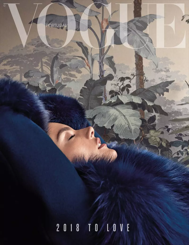 Alessandra Ambrosio Dibalut Mantel Mewah untuk Vogue Portugal