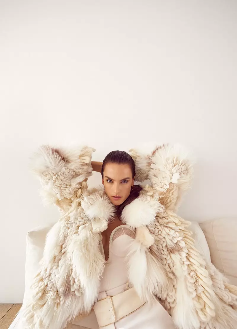 „Vogue Portugal“ Alessandra Ambrosio apsivilko prabangiais paltais