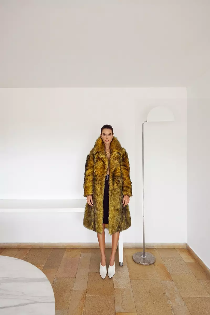 D'Alessandra Ambrosio gëtt a Luxe Coats fir Vogue Portugal draperéiert