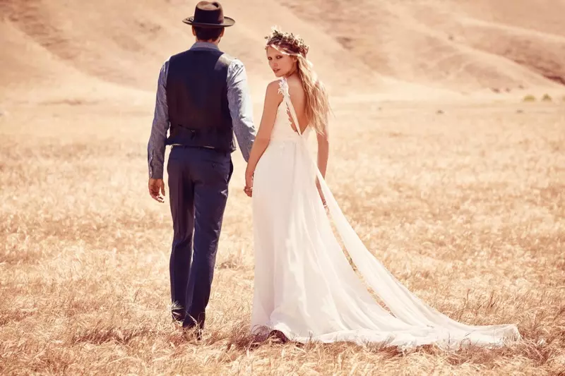 Un lungo abito lungo rende il perfetto look da sposa bohémien