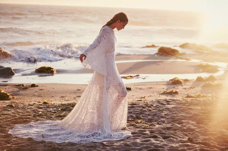 Un vestido de encaje blanco es ideal para una boda en la playa