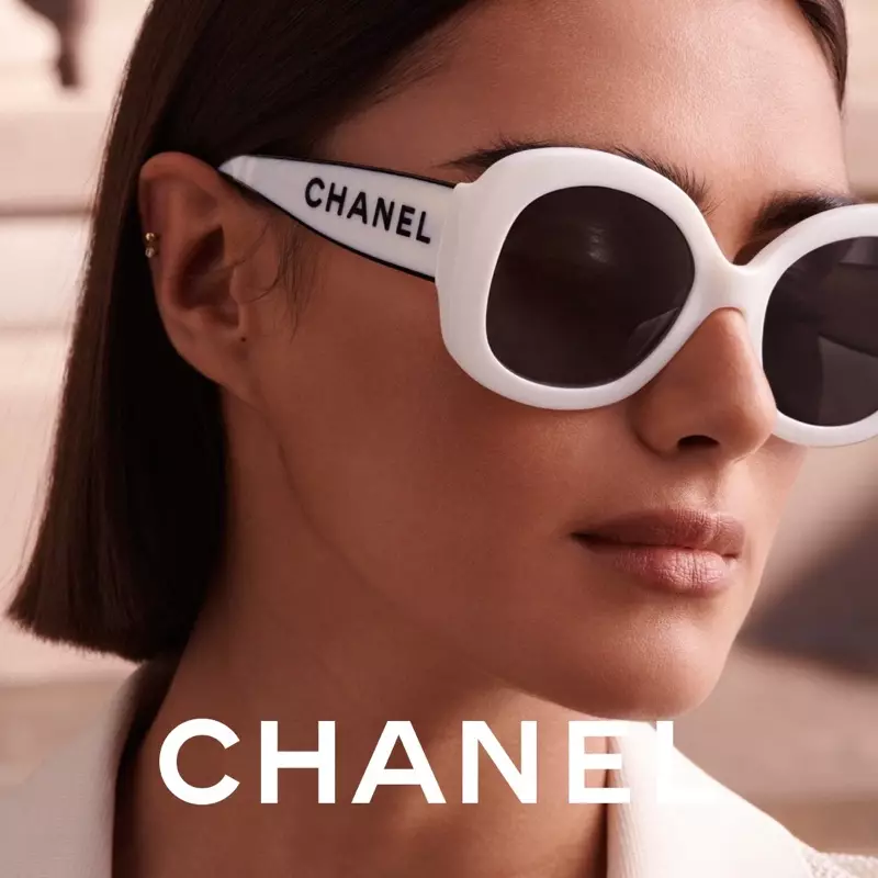 Chanel Eyewear 2021-يىلدىكى ئاق رامكىلارنى گەۋدىلەندۈرىدۇ.