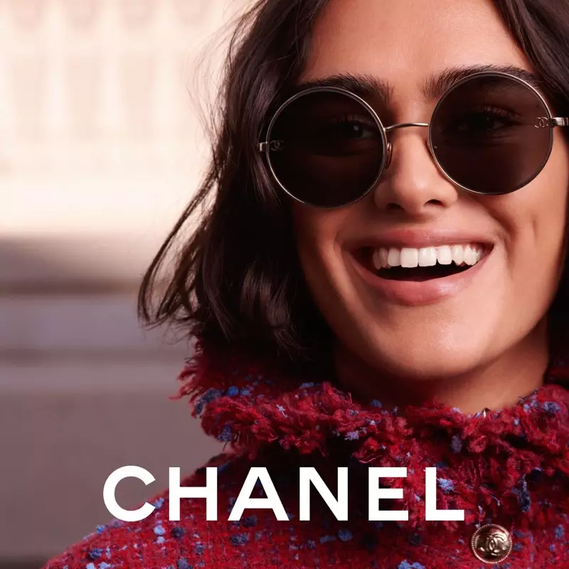 ፈገግታ እያበራች፣ ጂል ኮርትሌቭ ከ Chanel Eyewear 2021 ዘመቻ ፊት ለፊት።