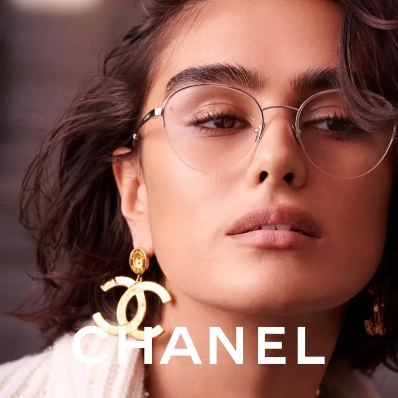 የአርማ ጉትቻዎችን በመልበስ፣ ጂል ኮርትሌቭ ለ Chanel Eyewear 2021 ዘመቻ አቆመች።