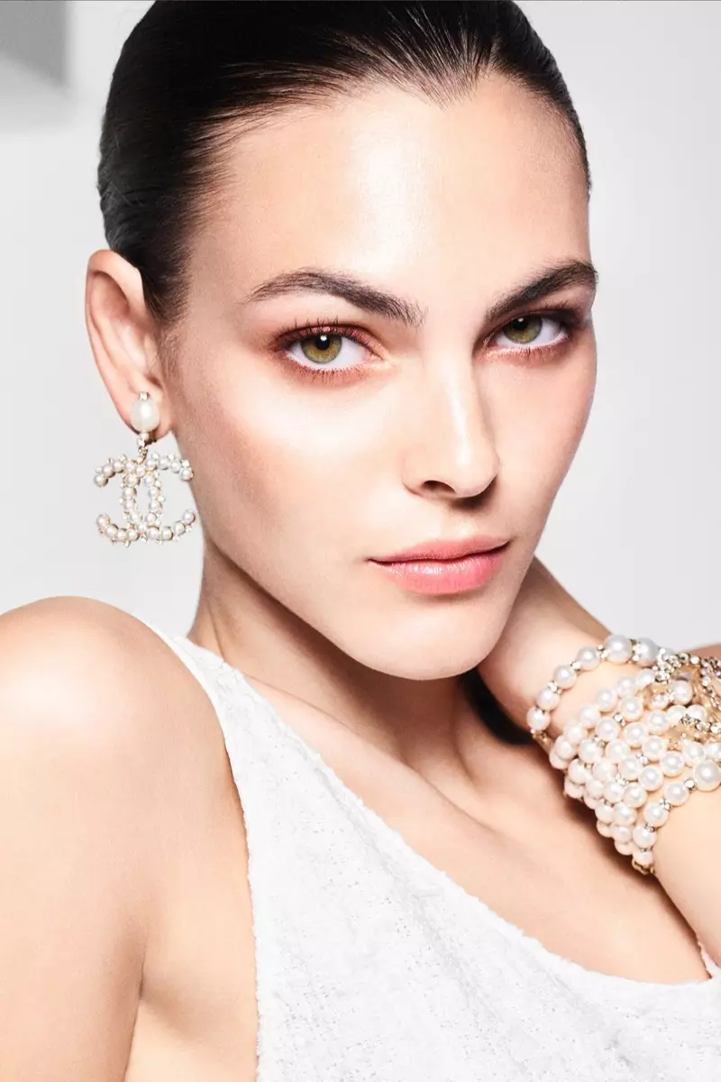 Vittoria Ceretti በ Chanel Perles et Éclats de Chanel ዘመቻ ላይ ትገኛለች።