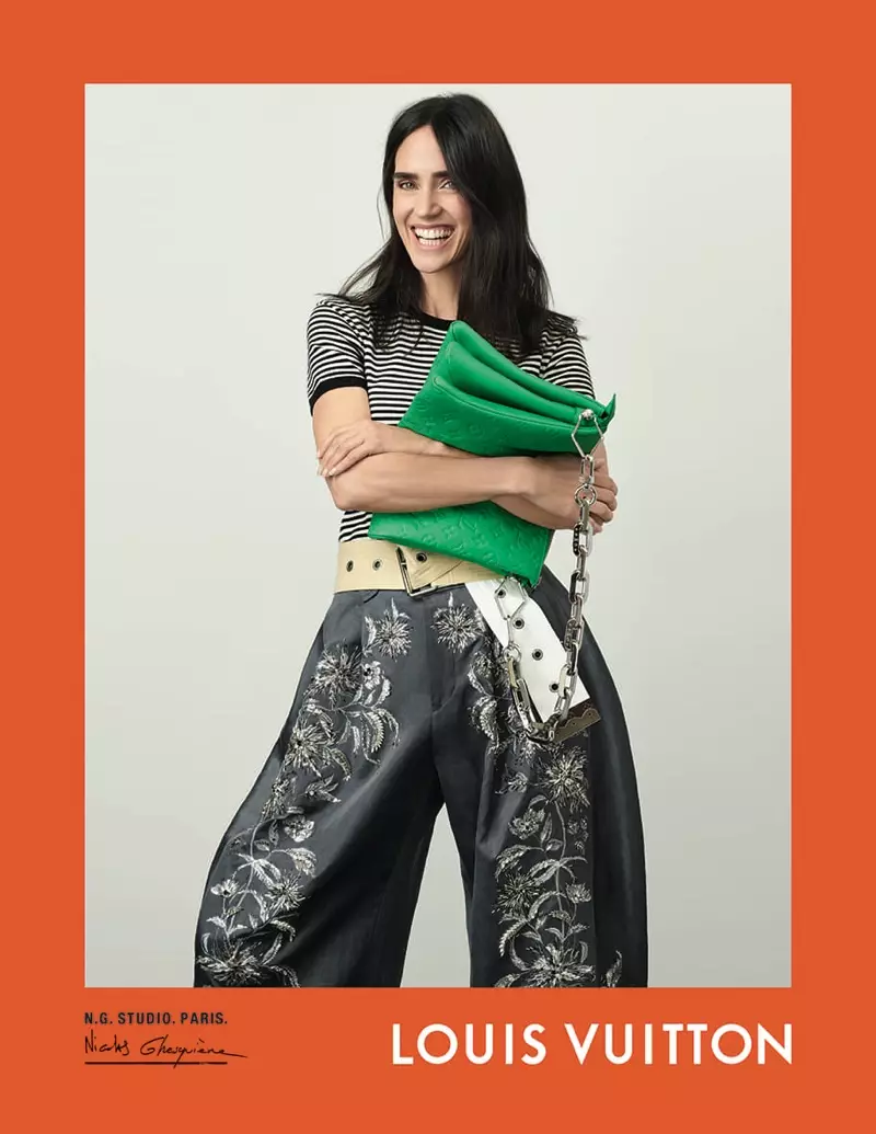 Jennifer Connelly lacht in de Louis Vuitton lente-zomer 2021 campagne.