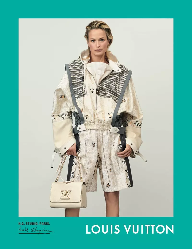 Carolyn Murphy Louis Vuitton 2021eko udaberri-udako kanpainan agertzen da.