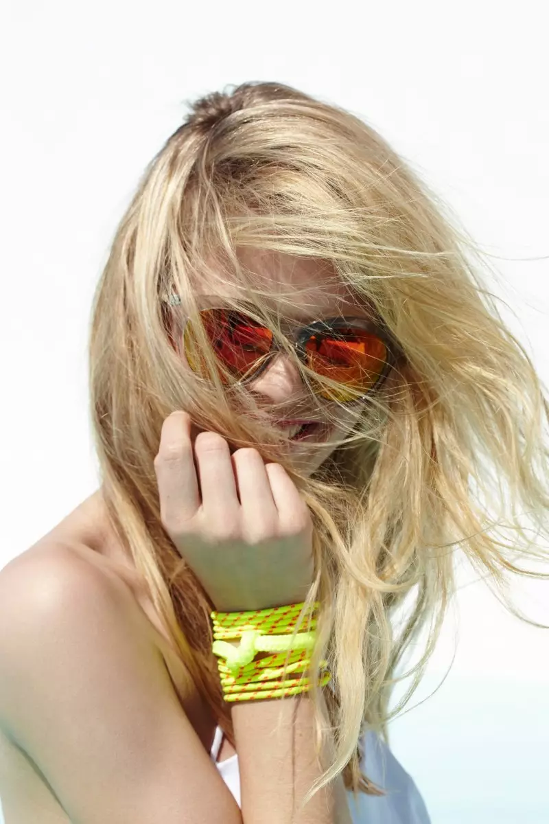 Anna Ewers pren l'estiu per al Lookbook de maig de Nasty Gal