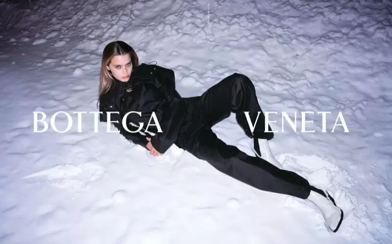 Bottega Veneta sceglie Abbey Lee Kershaw per la campagna autunno inverno 2020.