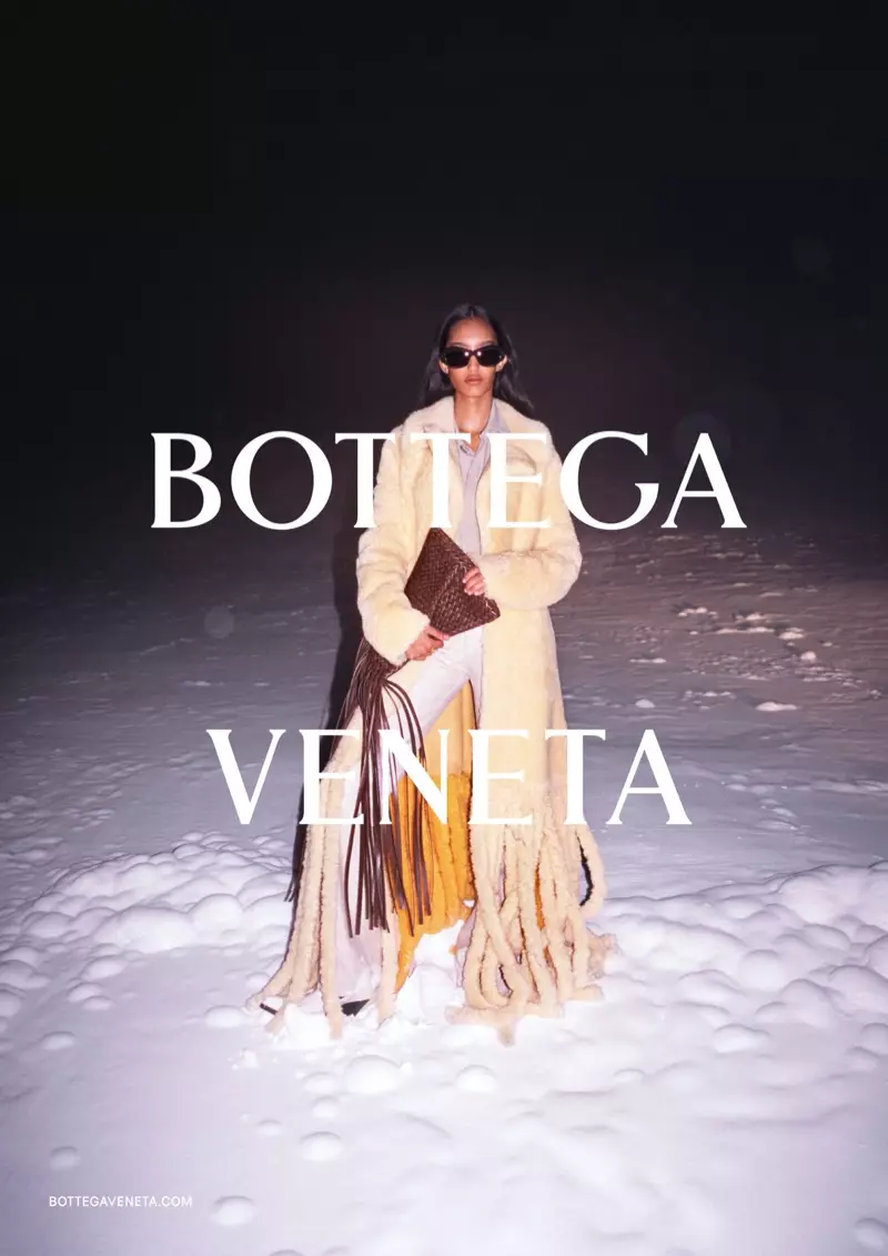 Bottega Veneta 2020-nji ýylyň güýz-gyş kampaniýasyny hödürleýär.