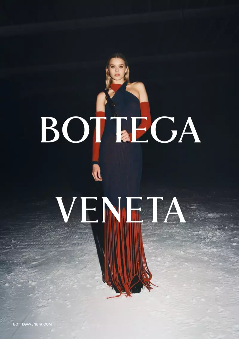 Abbey Lee Kershaw yinyenyeri muri Bottega Veneta kwiyamamaza-itumba 2020.