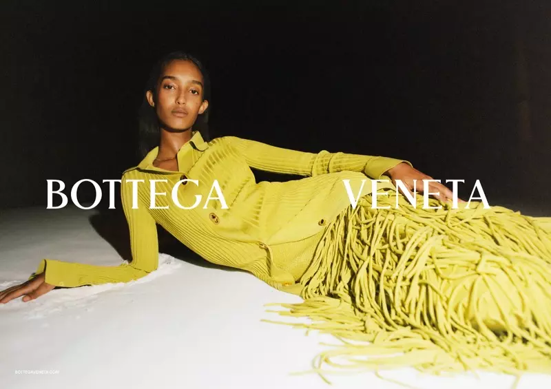 Mona Tougaard sy'n arwain ymgyrch hydref-gaeaf 2020 Bottega Veneta.