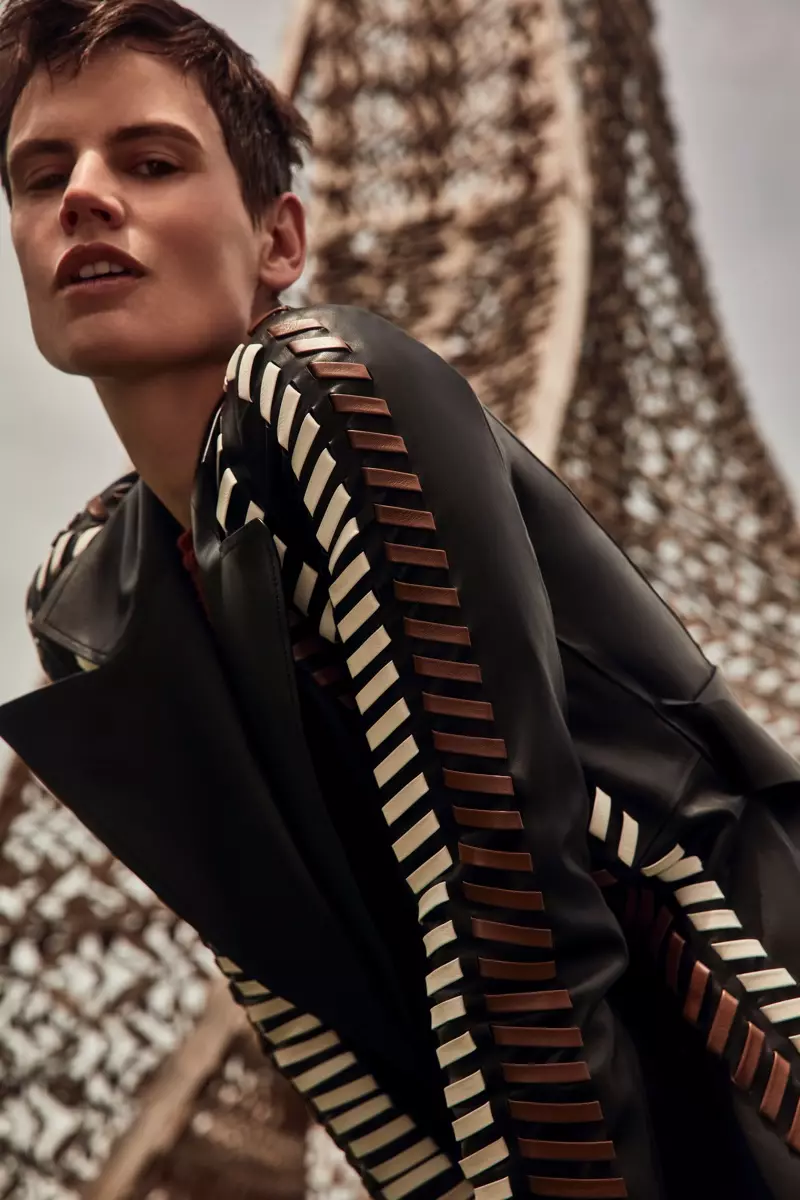 Saskia de Brauw a Neiman Marcus 2021. őszi „Re-Introduce Yourself” kampányában áll.
