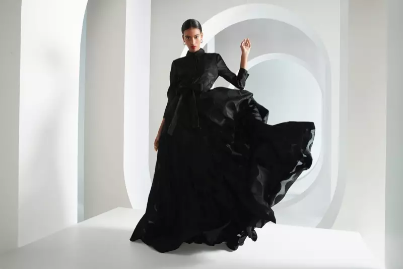A Carolina Herrera dizájn kiemelkedik a Neiman Marcus 2021 őszi „Re-Introduce Yourself” kampányában.