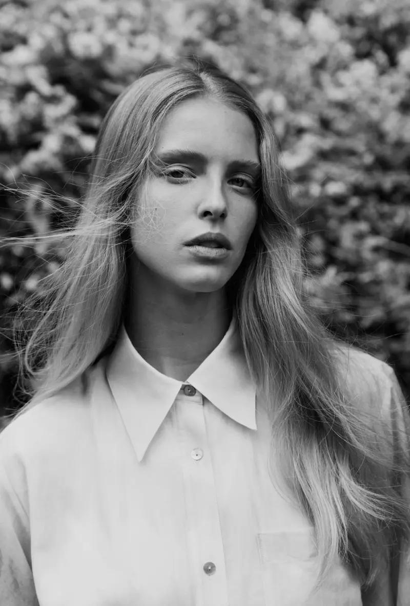 Preparada para o seu primeiro plano, Abby Champion lidera a editorial Massimo Dutti Sorbet Check verán 2021.