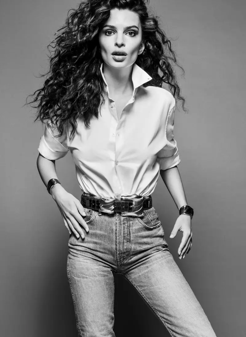 Emily Ratajkowski Lois Jeans + V Denimdən cins şalvar geyinir. Şəkil: V Magazine / Inez & Vinoodh-un izni ilə