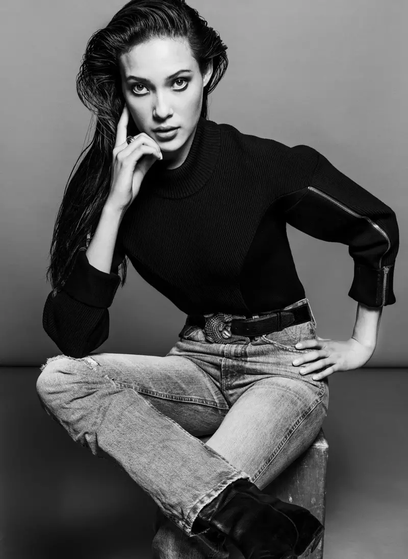 Eileen Gu, Lois Jeans + V Denim'den kot pantolon giyiyor. Resim: V Magazine / Inez & Vinoodh'un izniyle