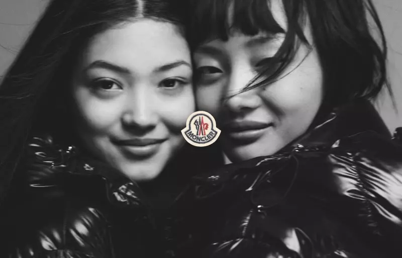 Mika Schneider ir Mao Xiaoxing vaidina kampaniją „Moncler We Love Winter“ 2021 m. rudens-žiemos kampanijoje.