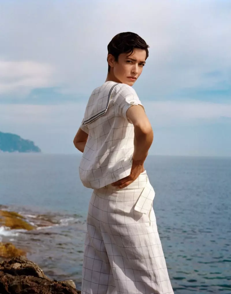 Namumukod-tangi ang istilong inspirado ng sailor sa Giorgio Armani summer 2021 campaign.