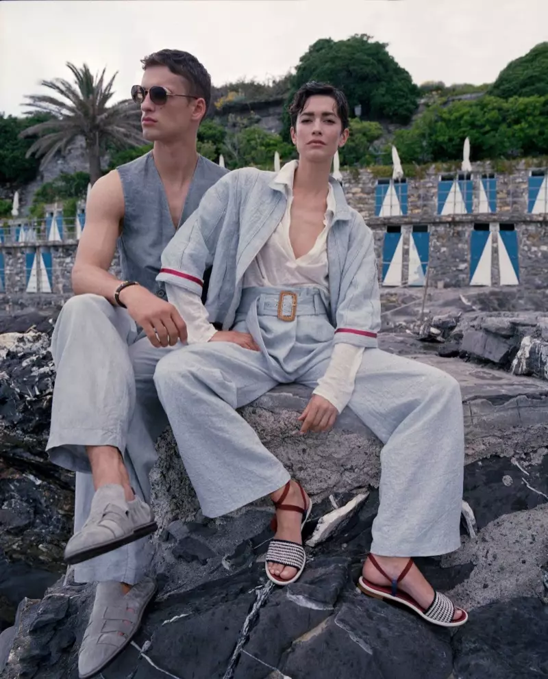 Den David Trulik a Louise de Chevigny poséieren an der Giorgio Armani Summer Campagne 2021.