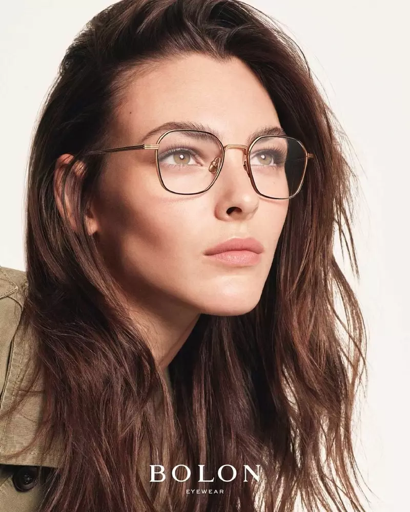 Vittoria Ceretti ngarepake kampanye Bolon Eyewear musim panas 2021.