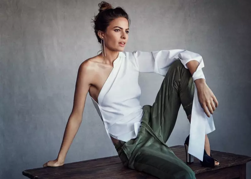 Model Cameron Russell poseert in oorbellen van Jennifer Fisher, top van Ann Demeulemeester, broek van Haider Ackermann en hakken van Isabel Marant