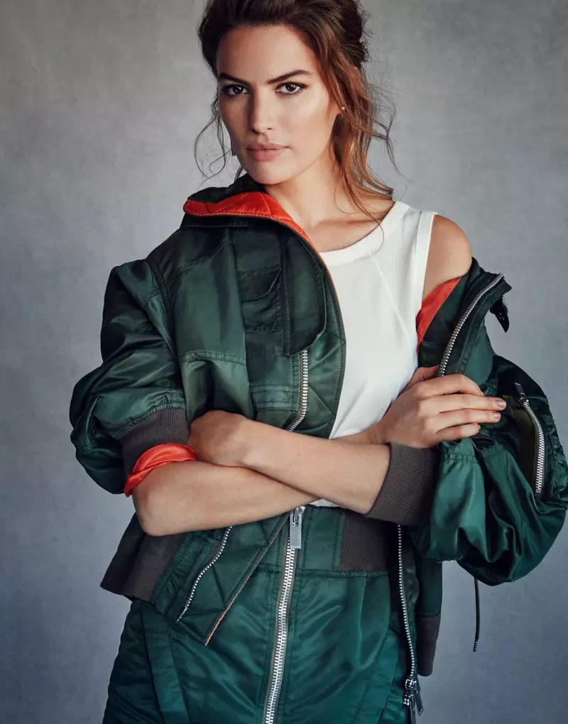 Hijau goyang, Cameron Russell memakai jaket pengebom Sacai dan skirt dengan bahagian atas Chloe