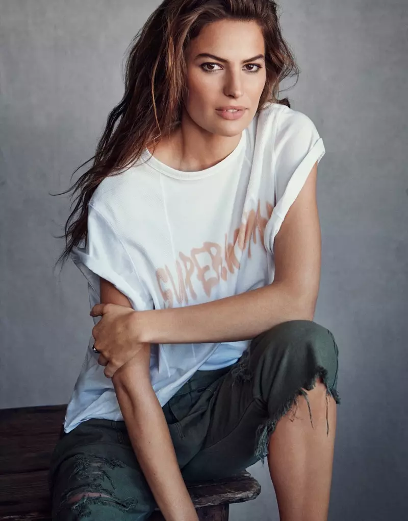 ដោយរក្សាភាពសាមញ្ញ Cameron Russell ពាក់អាវយឺត Chloe ខោ R13 និង J.W. ចិញ្ចៀន Anderson