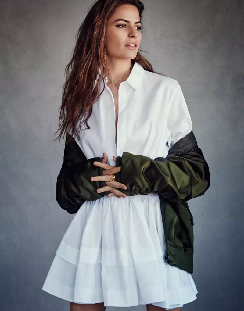 Cameron Russell ya fito a cikin Acne Studios jacket, Alaia dress da Jennifer Fisher zobe