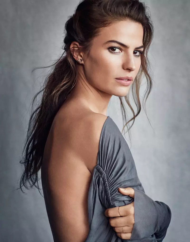 Cameron Russell pronkt met haar rug, draagt Rick Owens-jurk en Maria Black-oorbel