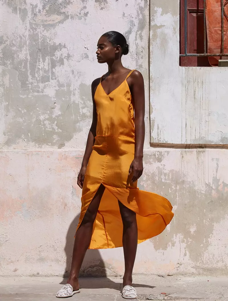 Melodie Monrose posa com vestido laranja com frente dividida