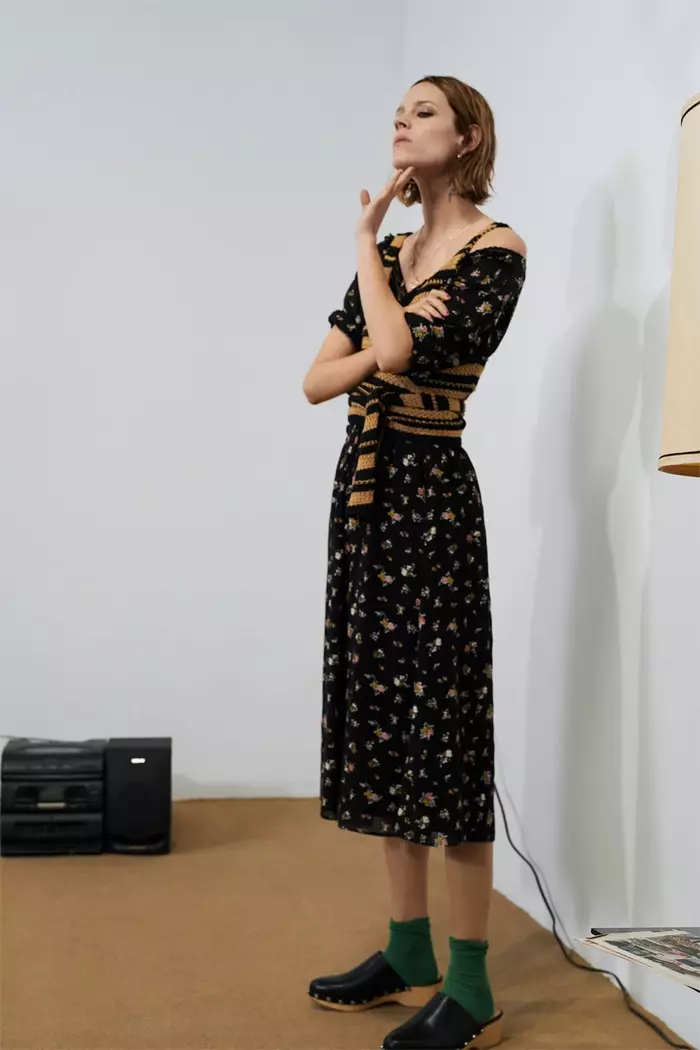 Freja Beha Erichsen မော်ဒယ် Zara print midi ဂါဝန်နှင့် အစင်းစင်း ချည်သားထိပ် (ခါးပတ်လည်)