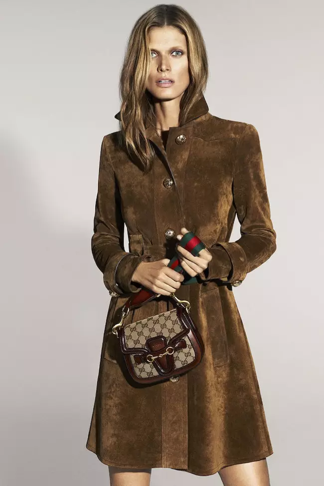 Модель 2015 жылдың көктем-жаз науқанында Gucci фирмасының қоңыр күдері күрте көйлегін киеді.