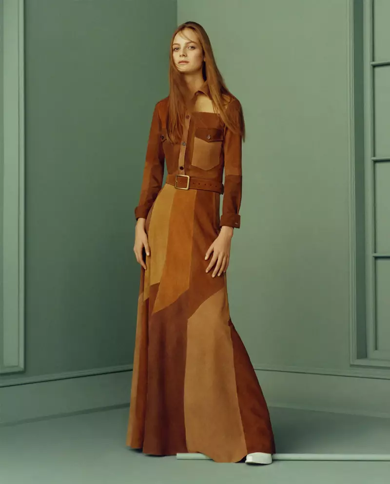 Hiji modél ngagem top suede patchwork sareng rok dina kampanye musim semi-usum panas 2015 Zara.