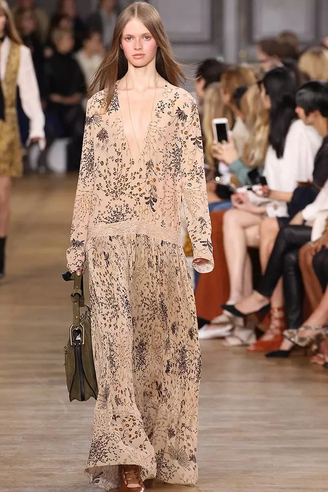 Hiji modél ngagem pakéan maxi panjang dina runway usum gugur 2015 Chloe. Taun 1970-an diideuan silhouettes tina acara dikirimkeun hippie glamor.