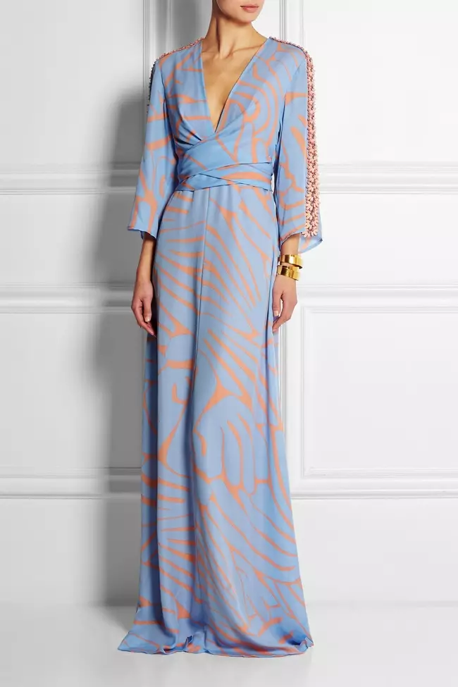 Maxi dress sutra-georgette cetak Issa 'Francesca' memotong sosok yang mencolok dengan lengan kimono dan hiasan keraknya. Gaun tersedia di Net-a-Porter.